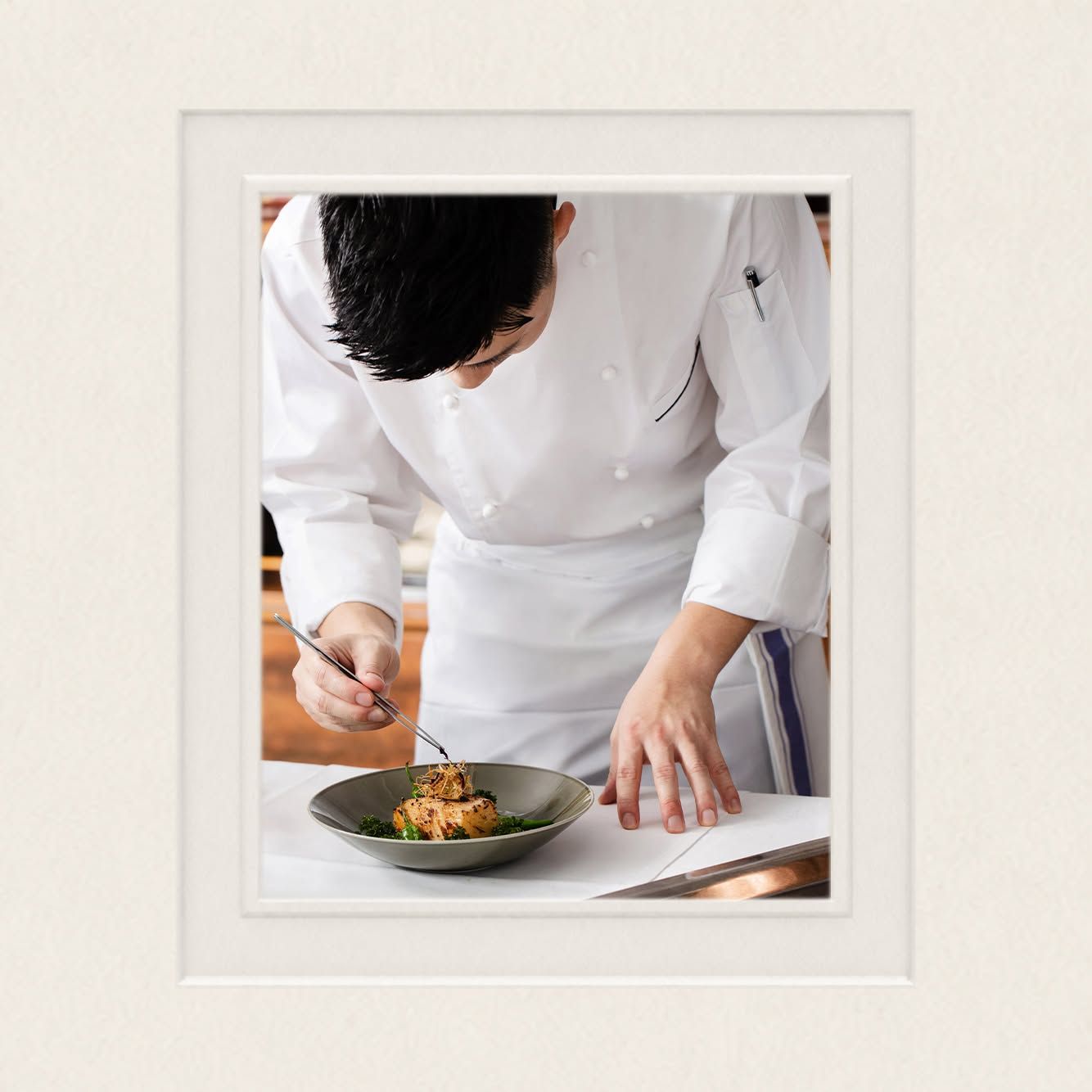Đầu bếp The Ritz-Carlton hoàn thiện món ăn fine-dining